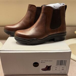 Smart Pak Equine Ada Chelsea Brown Boots 
Size 6 NEW